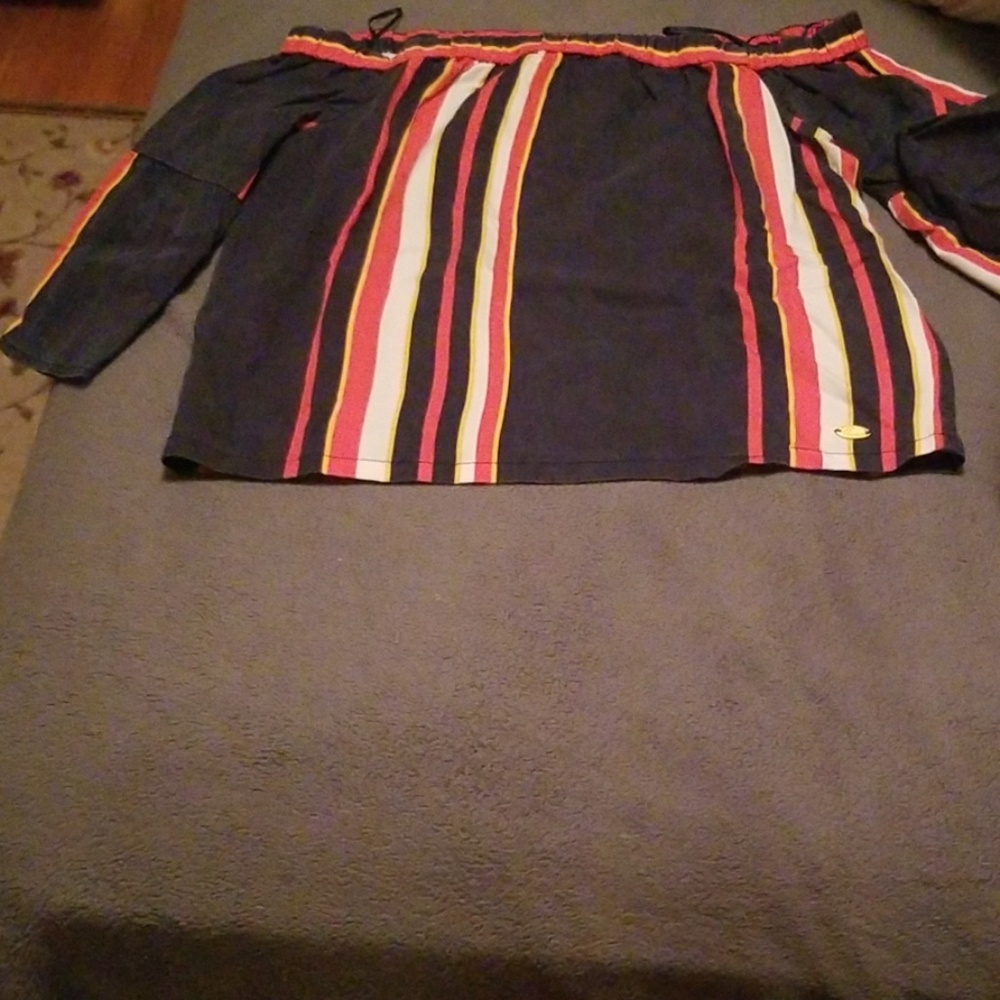 Guess off the shoulder top - Picture 1 of 2